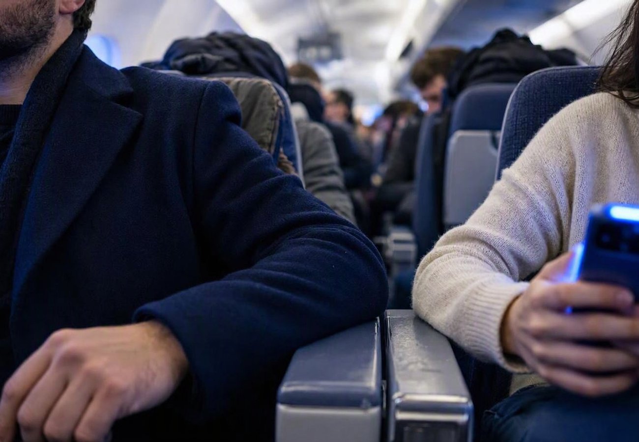 American Airlines Passenger Dispute Over Seat Space and Privacy: Rights and Extra Seat Policies 2026