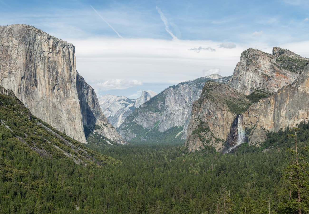 Tunnel View vista overlooking Yosemite Valley with El Capitan and Half Dome