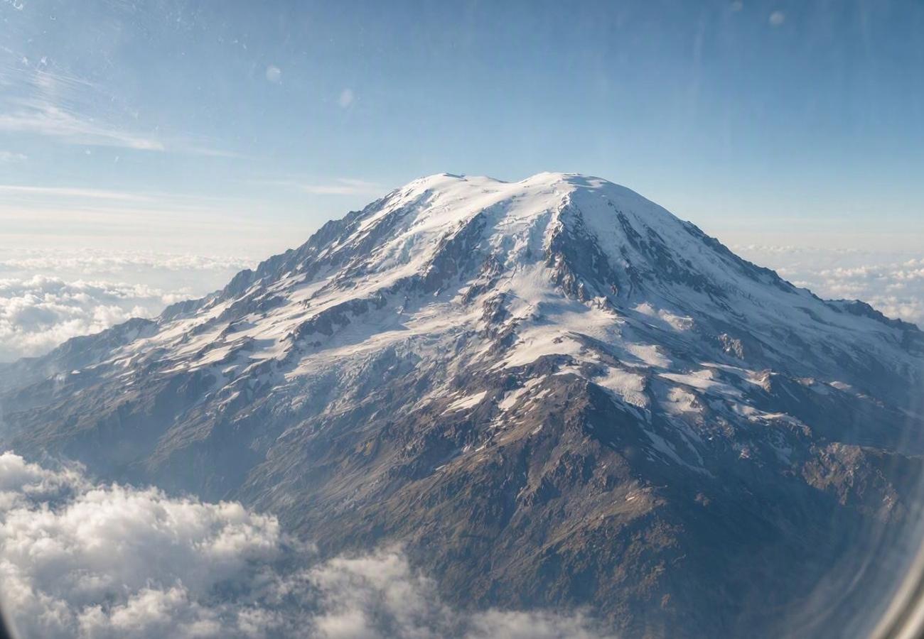 Delta Air Lines Flight 539 Aerial Photos Reveal Alarming Snow Loss on Mount Rainier in 2026