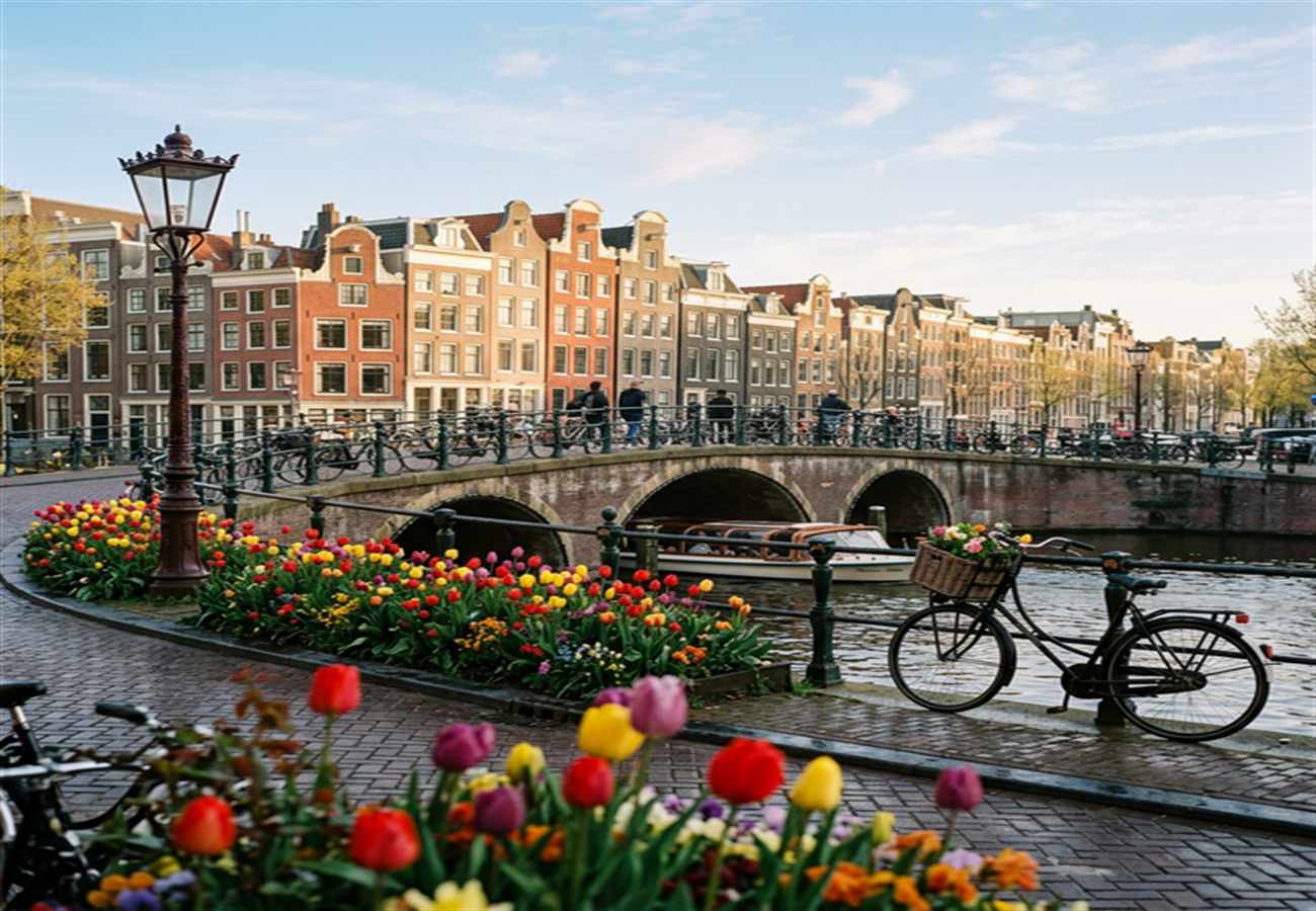 The Best Times to Visit Amsterdam For Great Weather, Smaller Crowds, and Tulips, According To Reddit, Pinterest and quora in 2026
